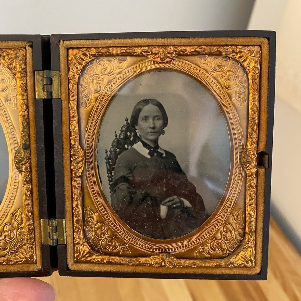Antique Double Daguerrotype - Picture 7 of 11